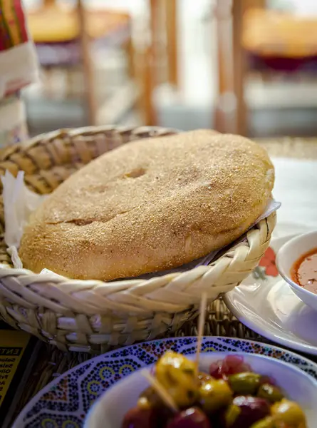 Fas ekmeği ve zeytin, Marakeş 'te bir restoranın yemek masasının üzerine yerleştirilmiş.