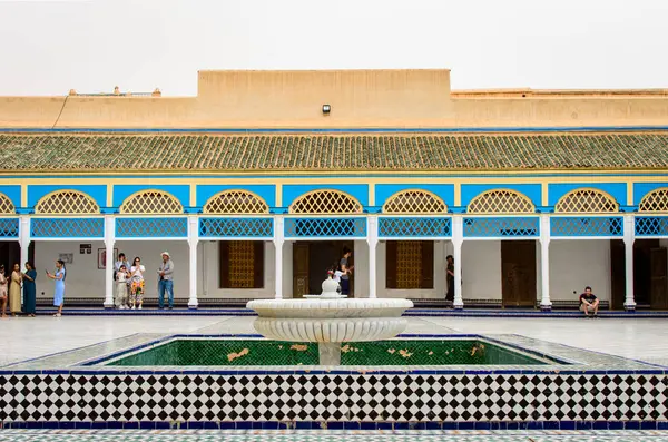 Marakeş, Fas, 8 Nisan 2023. Marakeş Bahia Sarayı 'nın içindeki eski kapıların ve renkli ahşap çerçevelerin manzarası..