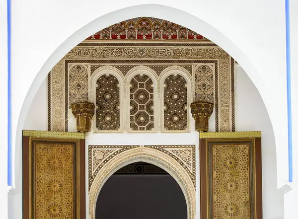 Marakeş, Fas, 8 Nisan 2023. Marakeş Bahia Sarayı 'nın içindeki kemerli duvarın altında Fas tarzı dekoratif detaylara sahip antik bir kapı manzarası..