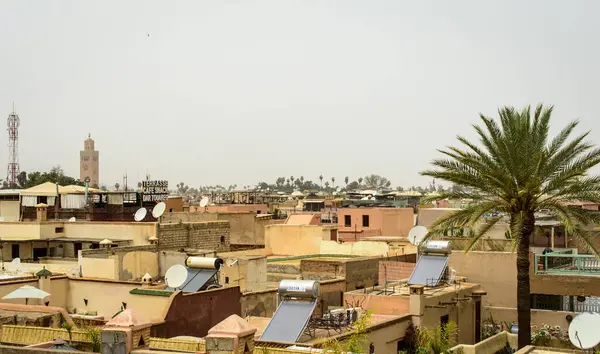 Marakeş, Fas, 8 Nisan 2023. Güneşli bir günde Marakeş şehir binalarının çatılarının üst katı. 