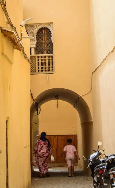 Marakeş, Fas, 8 Nisan 2023. Faslı bir kadın ve çocuğun Fas 'ta dar bir sokakta yürüdüğünü gördüm.. 