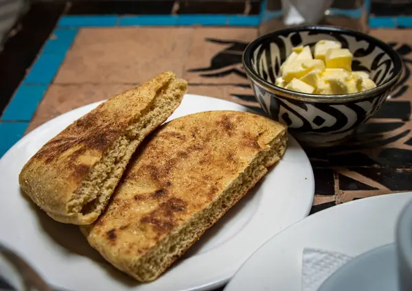 Geleneksel Fas kahvaltı ekmeği ve tereyağı yemek masasına