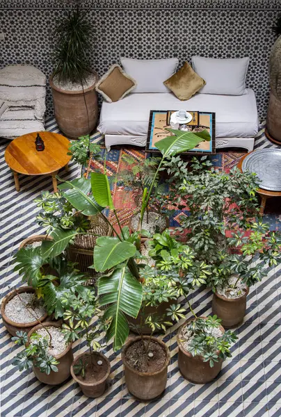 Marakeş, Fas, 7 Nisan 2023. Geleneksel Fas Riad Avlusunun Üst Görünümü