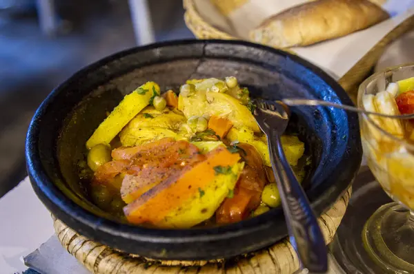 Geleneksel Fas tavuğu tagini yerel restoran yemek masasına konur..