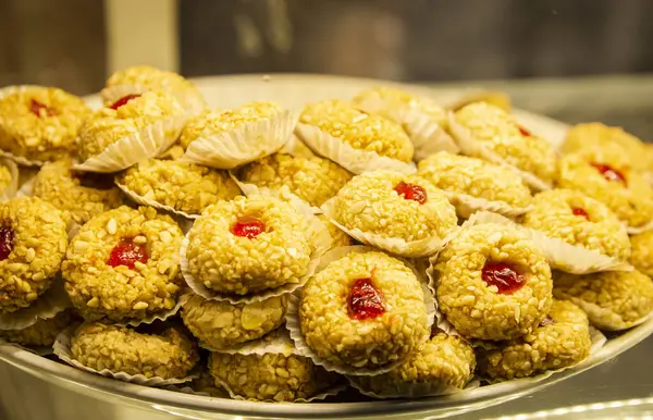 Marakeş yerel pazarından bir tabak badem ve ballı böğürtlenli Fas popüler hamur işi.. 