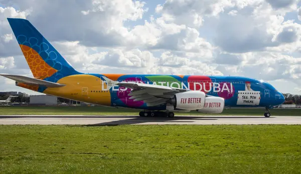 Londra, İngiltere, 7 Nisan 2023. Güneşli bir günde Londra Gatwick Havaalanı pistinde bir Emirates Havayolları uçağı (Varış yeri Dubai). 