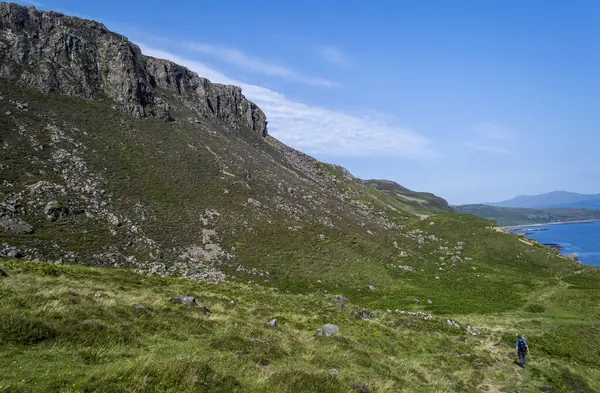 Güneşli bir günde İskoçya 'nın Suisnish bölgesindeki dağın manzarası.  