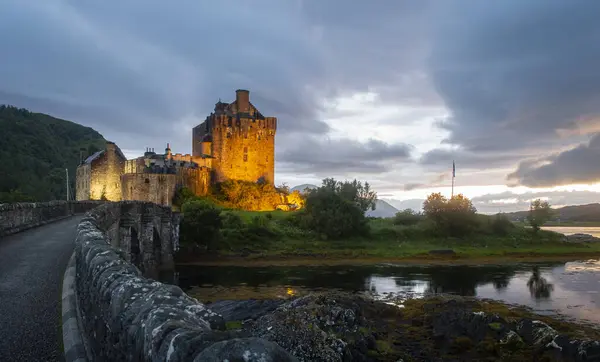 Dornie, İskoçya, İngiltere, 21 Temmuz. Meşhur Eilean Donan Şatosu gün batımında ışıklarla aydınlandı..
