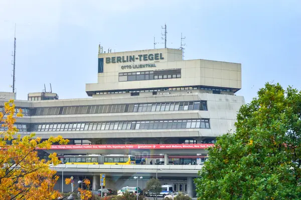 Berlin, Almanya, Ekim 2016. Bulutlu bir günde Berlin Tegel Uluslararası Havaalanı 'nın ön manzarası. 