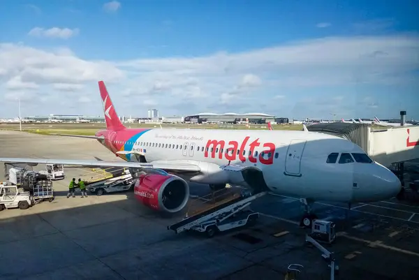 Luqa, Malta, Mart 2020. Hava Malta uçağı güneşli bir günde Malta Uluslararası Havaalanında durdu. 