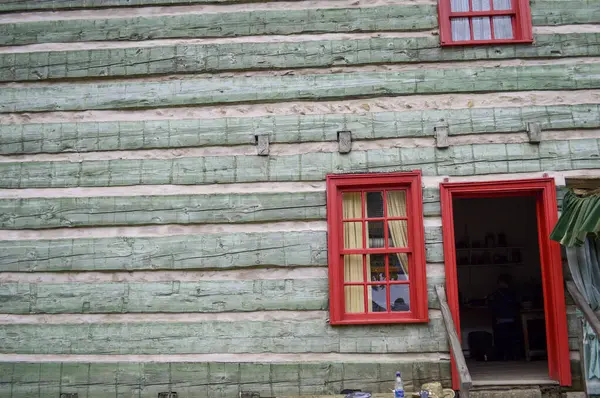 Omagh, Tyrone İlçesi, Kuzey İrlanda, Eylül 2017. Kuzey İrlanda 'daki Ulster Amerikan Halk Parkı' ndaki geleneksel bina. 