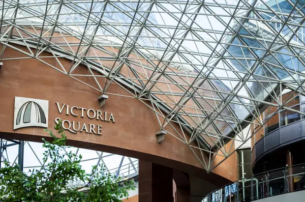 Belfast, İngiltere, 29 Eylül 2023. Camdan tavanlı Belfast Victoria Meydanı alışveriş merkezi binalarının manzarası.