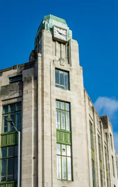 Belfast, İngiltere, 29 Eylül 2023. Güneşli bir günde Belfast 'taki İrlanda Bankası' nın tarihi binalarının sokak manzarası. 