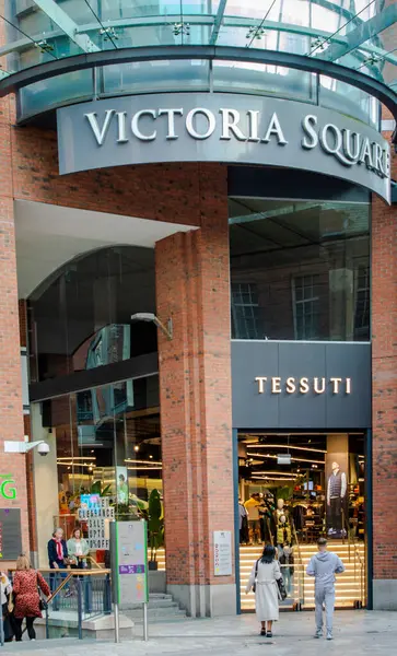 Belfast, İngiltere, 29 Eylül 2023. Belfast Victoria Meydanı alışveriş merkezinin sokak manzarası. 