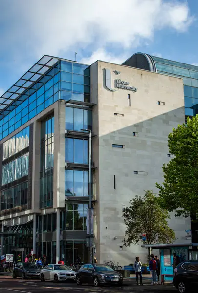 Belfast, İngiltere, 29 Eylül 2023. Ulster Üniversitesi Belfast kampüsünün sokak manzarası. 