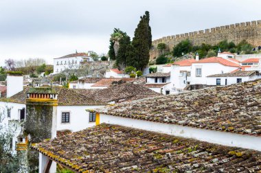 Ölüm ilanları, Portekiz, 8 Mart 2025. Tarihi Obidos kasabasındaki eski Portekiz evlerinin renkli çatılarının genel görünümü.