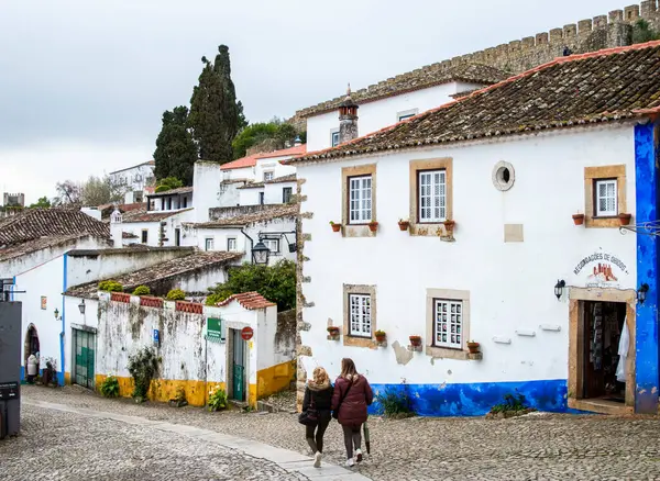 Ölüm ilanları, Portekiz, 8 Mart 2025. Tarihi Obidos kasabasındaki renkli eski Portekiz evleri manzarası.