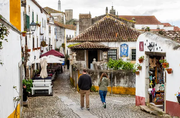 Ölüm ilanları, Portekiz, 8 Mart 2025. Portekiz 'in tarihi Obidos kasabasında turistlerin yürüyüş görüntüsü.