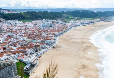 Lizbon, Portekiz, 6 Mart 2025. Lizbon Oriente Tren İstasyonu 'nun gece görüşü karanlık gökyüzüne karşı güzelce aydınlatılmış.. 