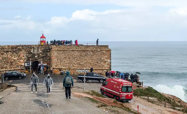 Lizbon, Portekiz, 6 Mart 2025. Lizbon Oriente Tren İstasyonu 'nun gece görüşü karanlık gökyüzüne karşı güzelce aydınlatılmış.. 