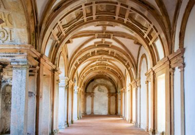 Tomar, Portekiz, 9 Mart 2025. Tomar 'daki İsa Manastırı' nda kubbeli tavanları ve taş sütunları olan kemerli koridorun iç manzarası..