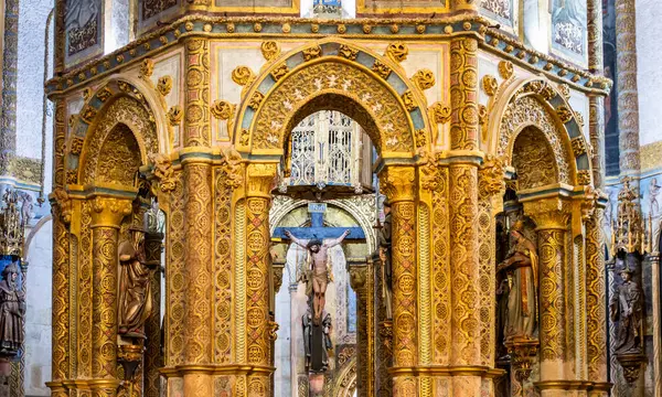 Tomar, Portekiz, 9 Mart 2025. Tomar 'daki İsa Manastırı' ndaki yuvarlak kilisenin iç görüşü..