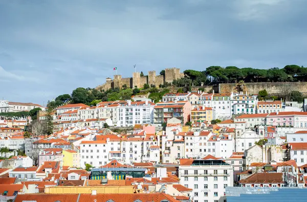 Güneşli bir günde Lizbon 'daki renkli çatıların genel görünümü.  
