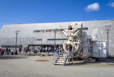 Stavanger, Norveç, 6 Eylül 2025. Stavanger Norveç Petrol Müzesi 'nin önü. Güneşli bir günde bir grup ziyaretçi dışarıda.. 