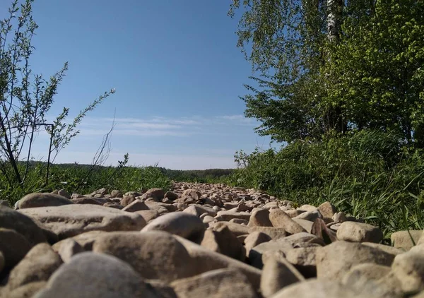 Jalan Setapak Lapangan Adalah Diaspal Dengan Batu Batu Abu Abu — Stok Foto
