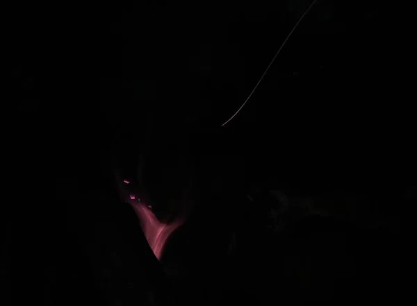 黑色底火纹理上的小火苗 — 图库照片
