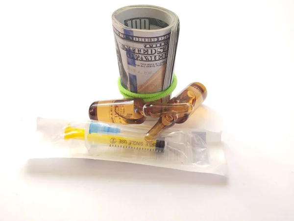 Ampulky Injekční Stříkačky Jsou Zabaleny Dolarových Bankovkách Zapínány Elastickým Páskem — Stock fotografie