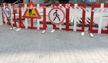 Çit yapım aşamasında. Caddeyi kapatıyorum. Çitlerde yasaklama işaretleri.