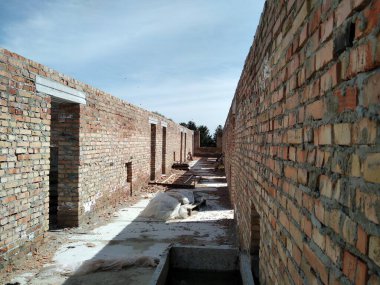 Tuğla ev inşaatı. Tuğla bir binanın üst katında.