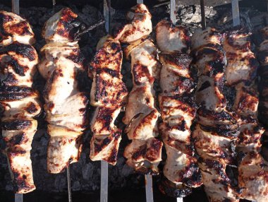 Şiş kebap şişte marine edilmiş et ateşte kızarır.