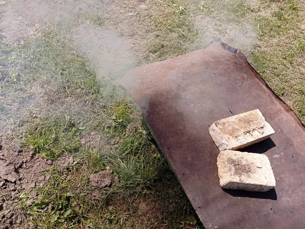 Fumigação Carne Improvisada Fumaça Saindo Debaixo Das Folhas Metal — Fotografia de Stock