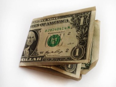 Bir dolarlık banknotlar ikiye katlandı. İzole edilmiş bir arkaplanda cep harçlığı.