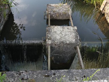 Su deposunda su seviyesi kontrolü. Gölette eski beton dumanı var..