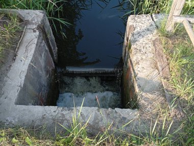 Kanaldaki geçit. Su deposunda su seviyesi kontrolü.