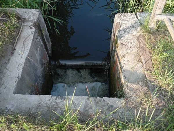 Πύλη Στο Κανάλι Έλεγχος Στάθμης Νερού Στη Δεξαμενή — Φωτογραφία Αρχείου