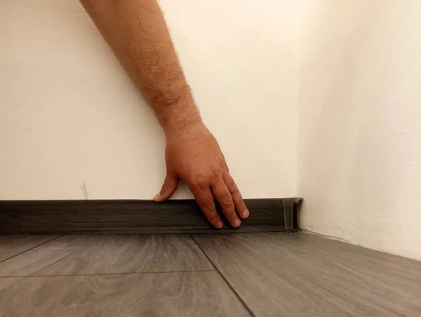 Installation Plinth Inner Corner Room Hands Master — Stock Photo, Image