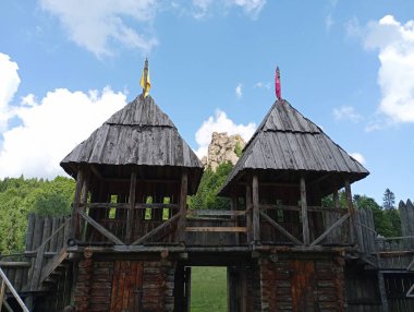 Ortaçağ ahşap savunma yapısının merkez kapısının yeniden inşası