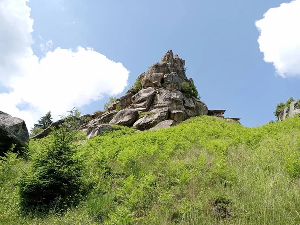 Μια Μοναχική Κορυφή Ενός Βράχου Κορυφή Του Βράχου Έχει Τριγωνικό — Φωτογραφία Αρχείου