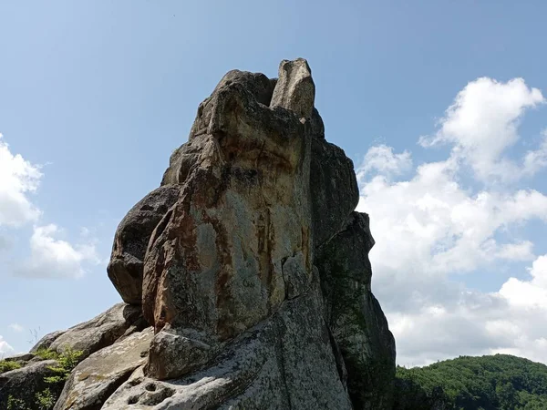 Κορυφή Του Βράχου Στο Βάθος Του Ουρανού Ουκρανικά Καρπάθια Βουνά — Φωτογραφία Αρχείου