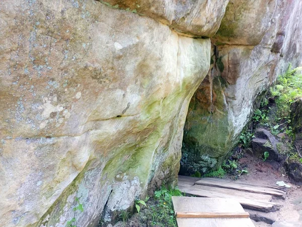 Είσοδος Του Σπηλαίου Στο Βράχο — Φωτογραφία Αρχείου