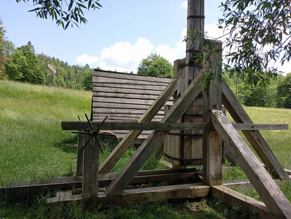 ウクライナの歴史的な場所 中世の武器が再建された牧草地 カタパルト — ストック写真