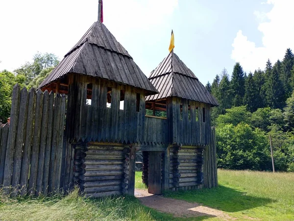 Inngangsporten Til Middelalderlandsbyen Flagg Tårnene Hovedporten – stockfoto