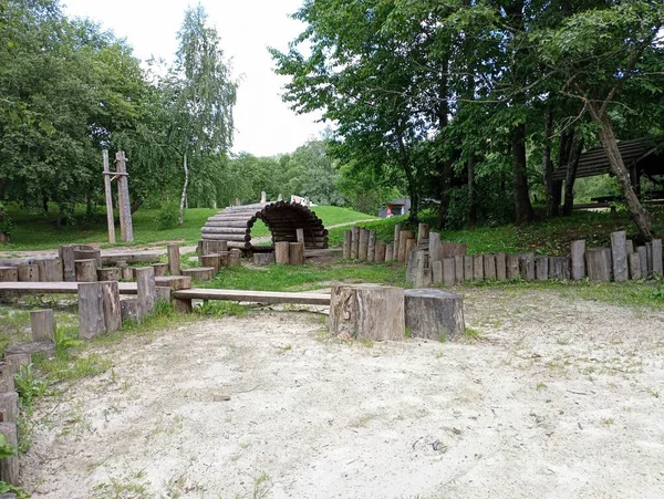 子供の遊び場は堅木で作られています 中世をテーマにした即興演奏 中世の遊び場 — ストック写真