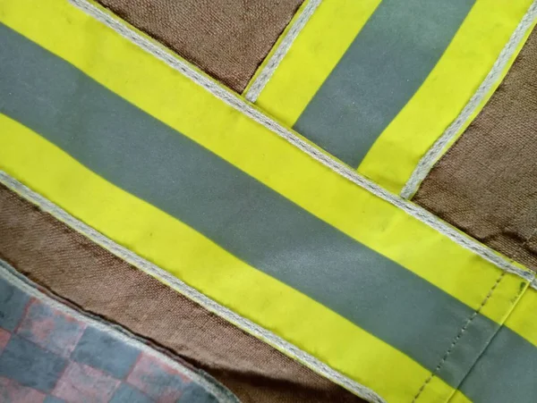 イギリスの消防士の戦闘服には黄緑色の反射テープが縫い付けられている — ストック写真