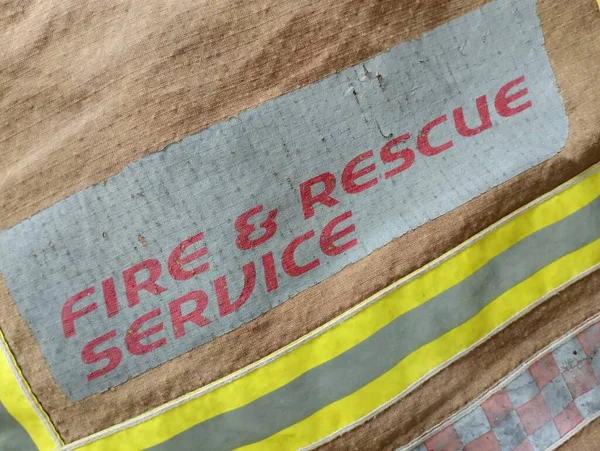 Tűzoltó Szolgálat Felirat Alulról Tetejére Tűzoltó Harci Ruháján — Stock Fotó