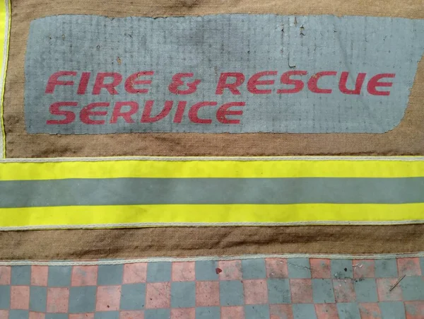 Inskrypcja Straży Pożarnej Ubraniach Bojowych Strażaka Języku Angielskim — Zdjęcie stockowe